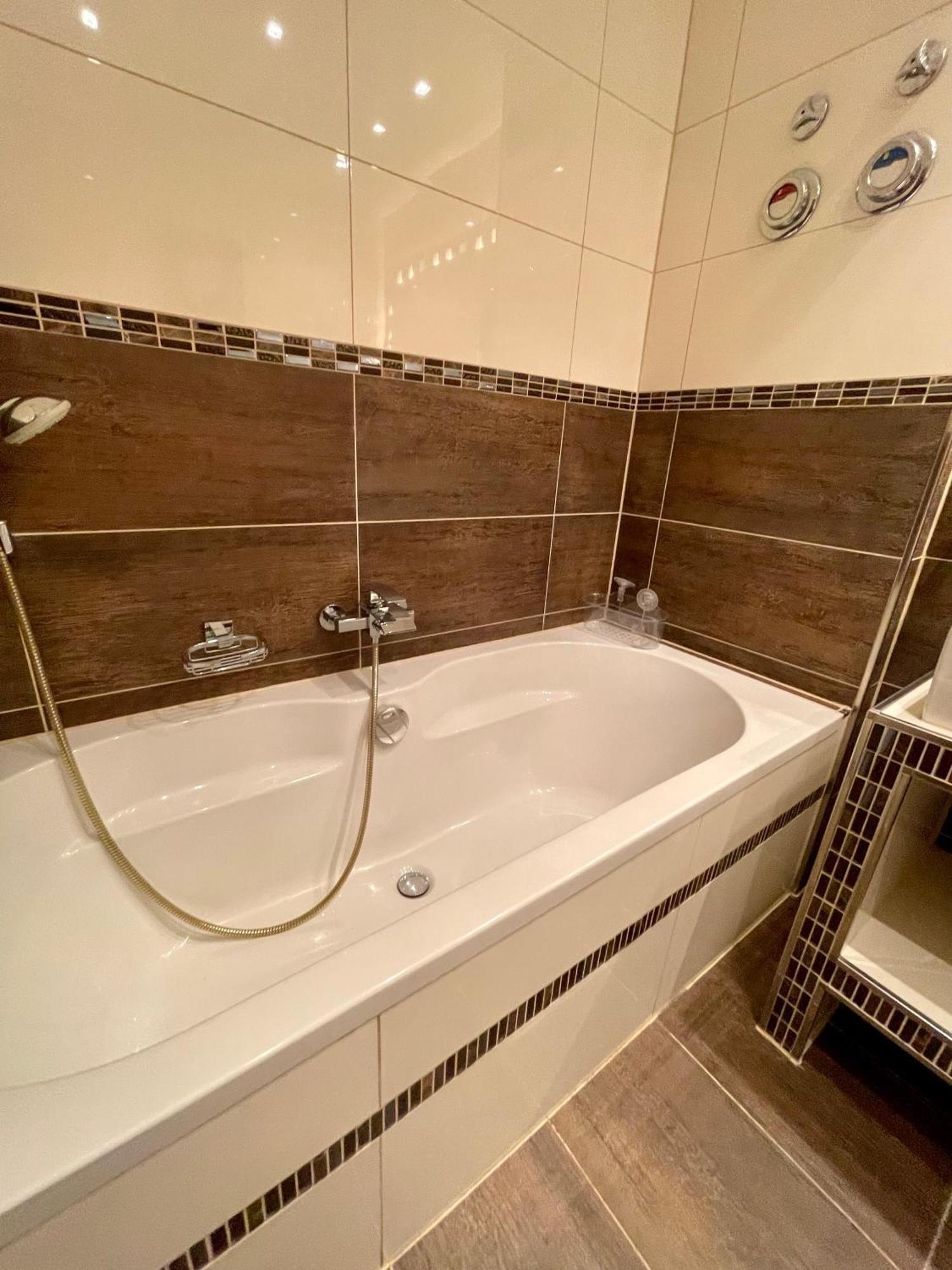 Wunderschoenes 2 Zimmer Apartment Zentrum Goldstadt Пфорцхайм Екстериор снимка